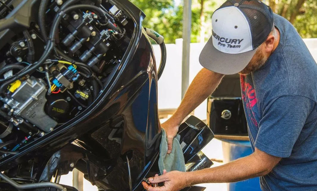 Service van and tools ready at Marina Zeas