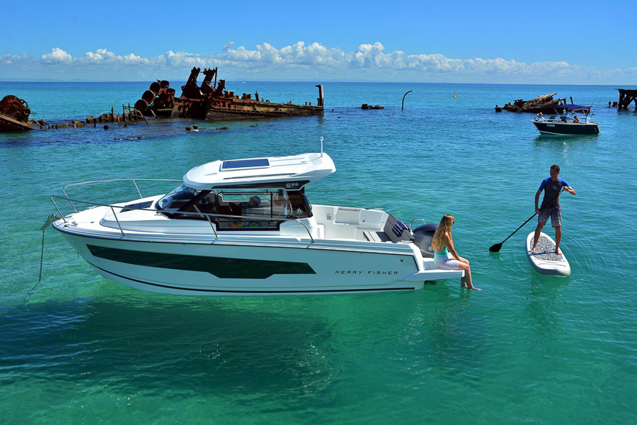 SeaRig Marine Service technician inspecting a yacht